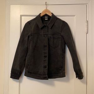 Black Levi’s trucker jacket